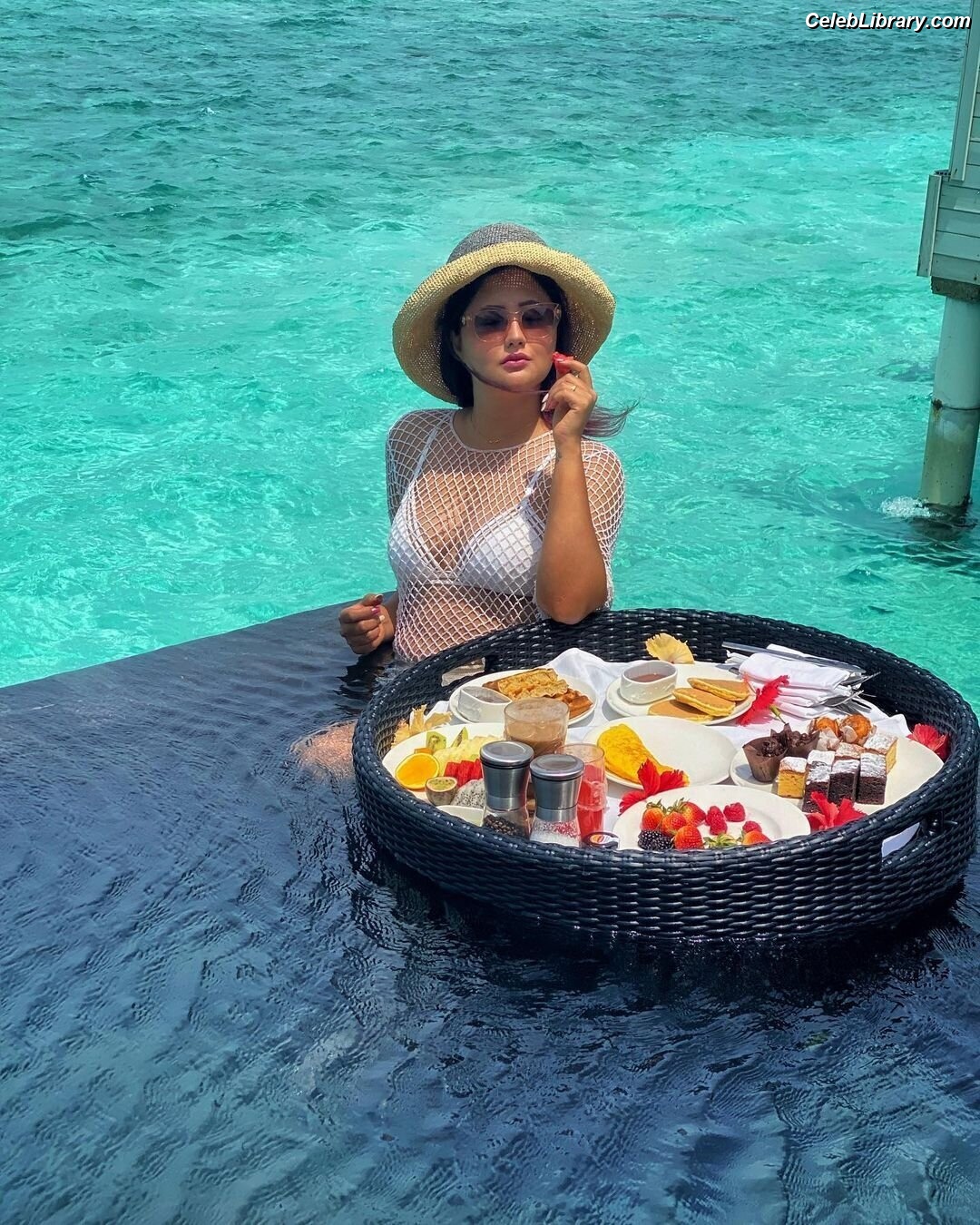 Rashami Desai photo 18 of 101