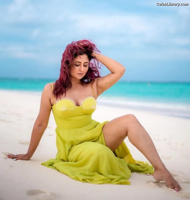 Rashami Desai photo 22 of 101