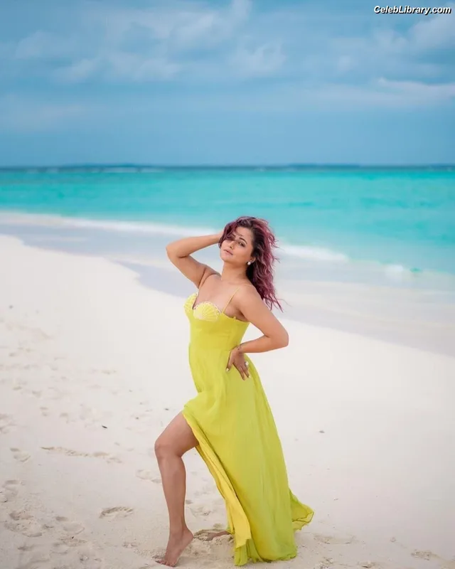 Rashami Desai photo 17 of 101