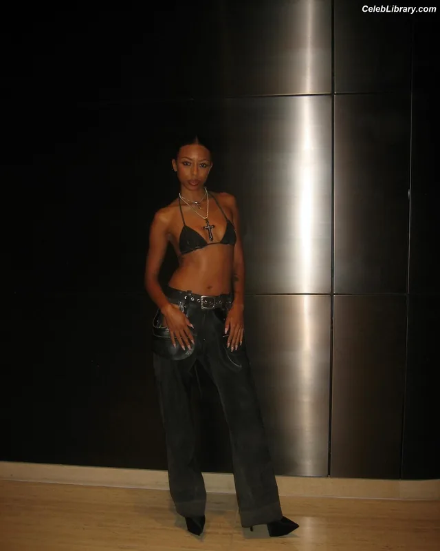 Ravyn Lenae photo 3 of 65