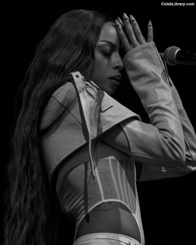 Ravyn Lenae photo 1 of 65