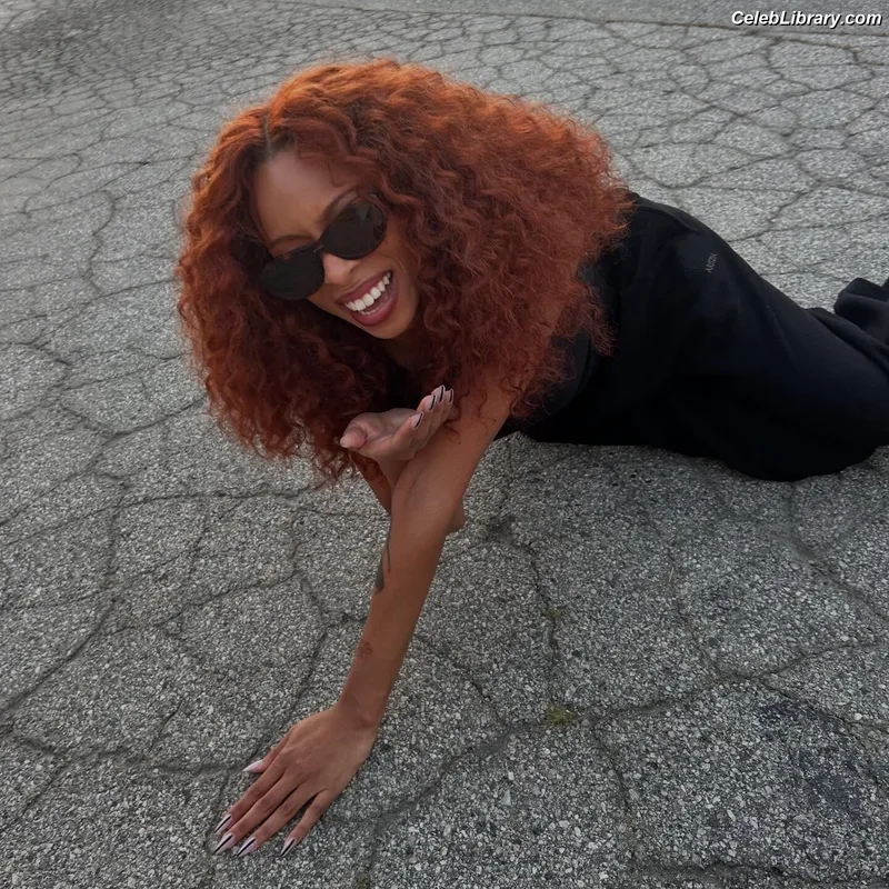 Ravyn Lenae photo 4 of 65