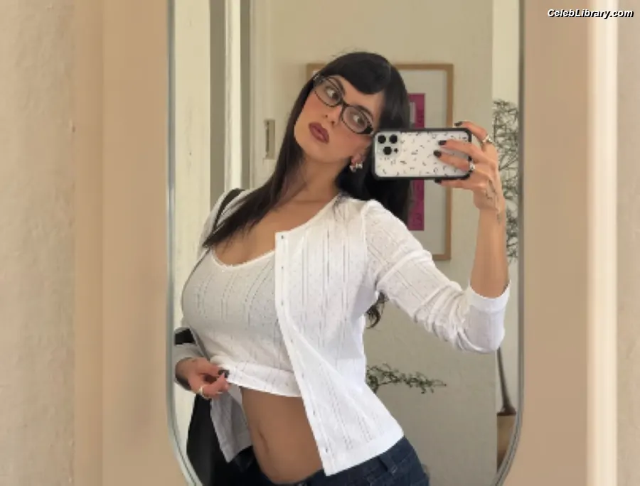 Rebecca Black photo 10 of 714