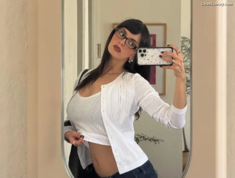 Rebecca Black photo 9 of 714