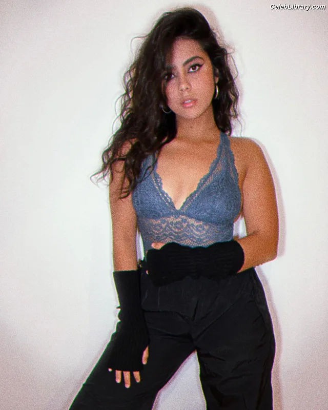 Renata Vaca photo 5 of 12