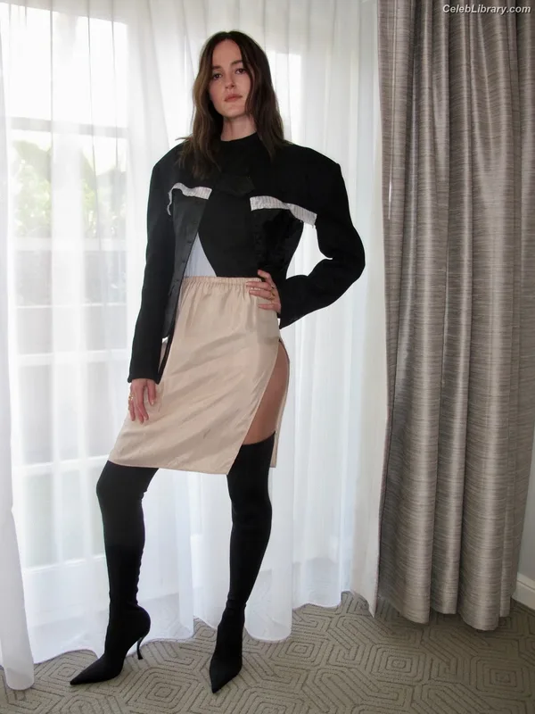 Renate Reinsve photo 1 of 375