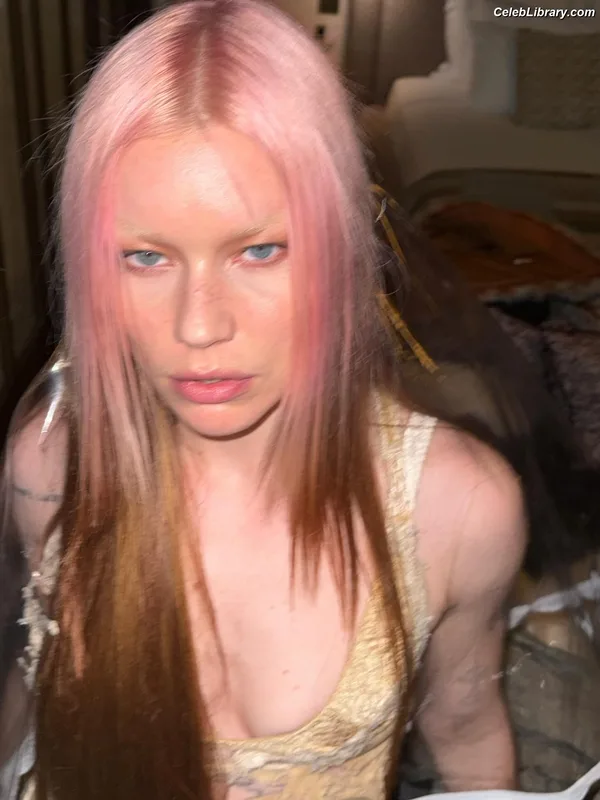 Rhian Teasdale photo 24 of 149