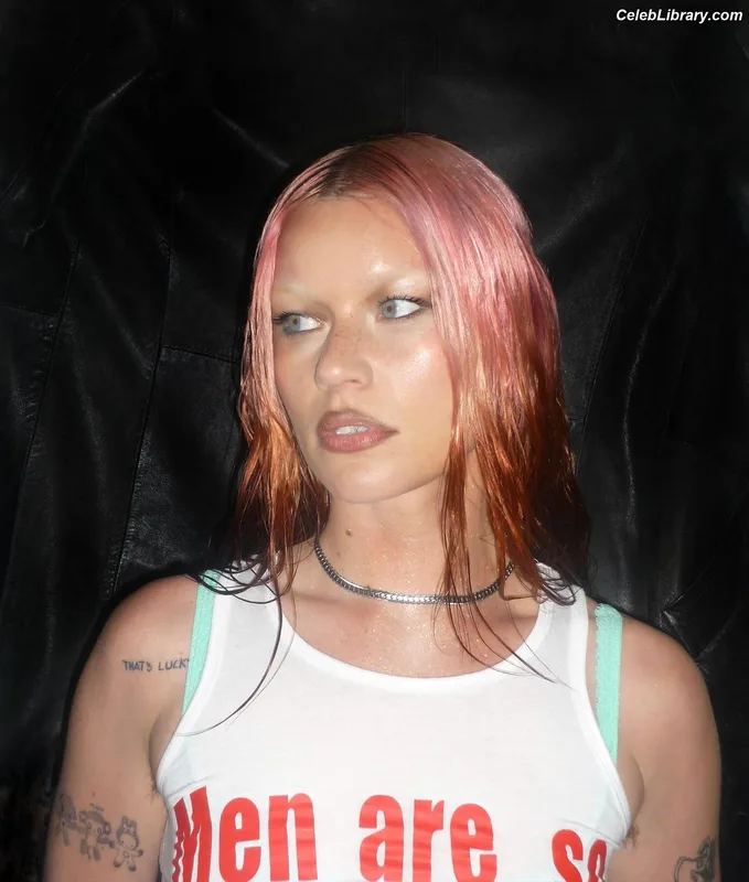 Rhian Teasdale photo 14 of 149