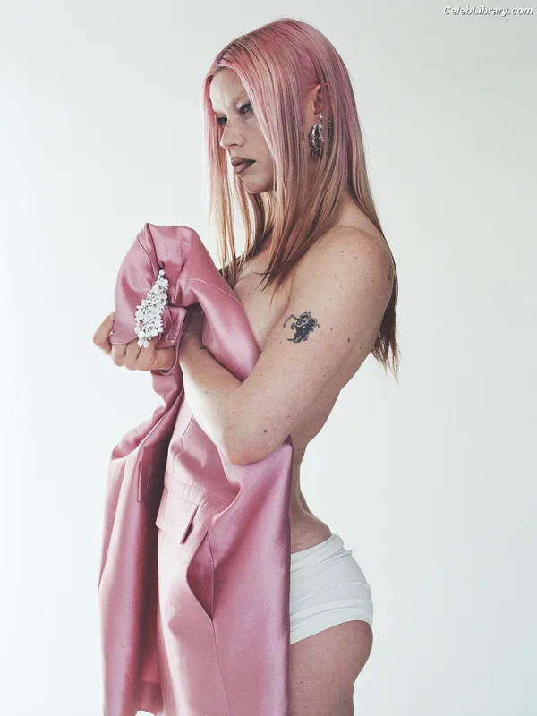 Rhian Teasdale photo 4 of 149
