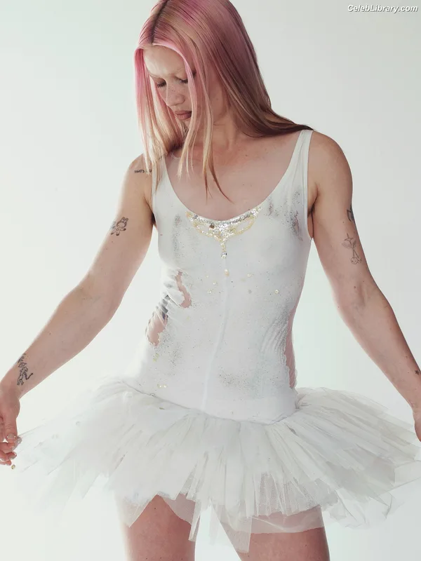 Rhian Teasdale photo 6 of 149