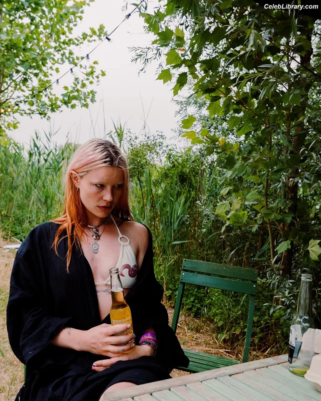 Rhian Teasdale photo 4 of 149