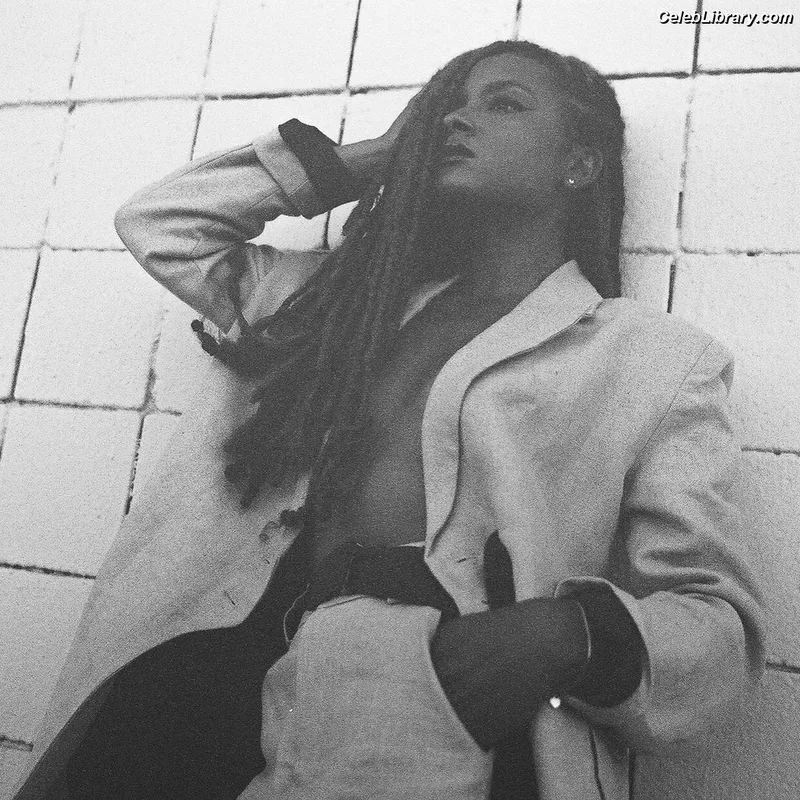 Rhyon Nicole Brown photo 3 of 102