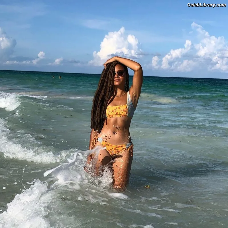 Rhyon Nicole Brown photo 8 of 102
