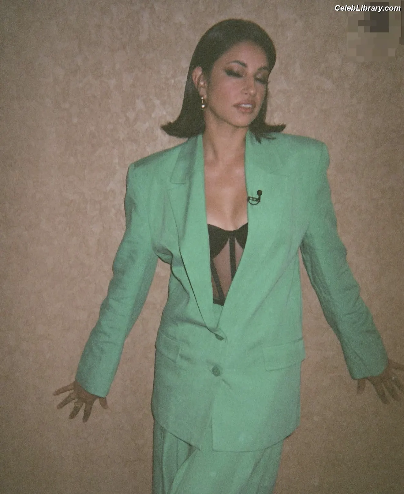 Richa Moorjani photo 19 of 44