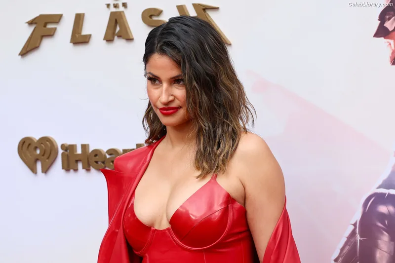 Richa Moorjani photo 16 of 45