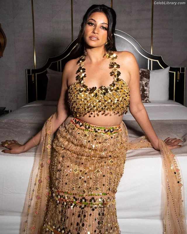 Richa Moorjani photo 12 of 45