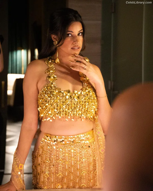Richa Moorjani photo 13 of 45