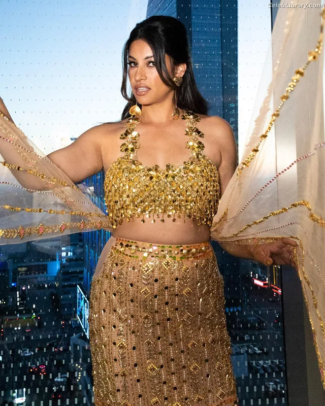 Richa Moorjani photo 14 of 45