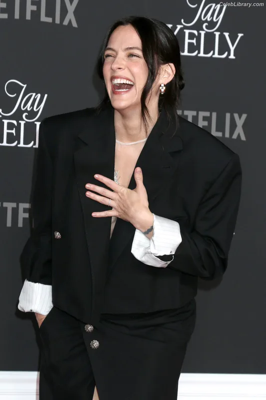 Riley Keough photo 4 of 60