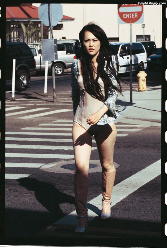 Rinko Kikuchi photo 17 of 25