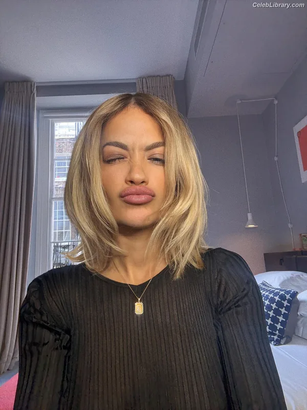 Rita Ora photo 2 of 1446