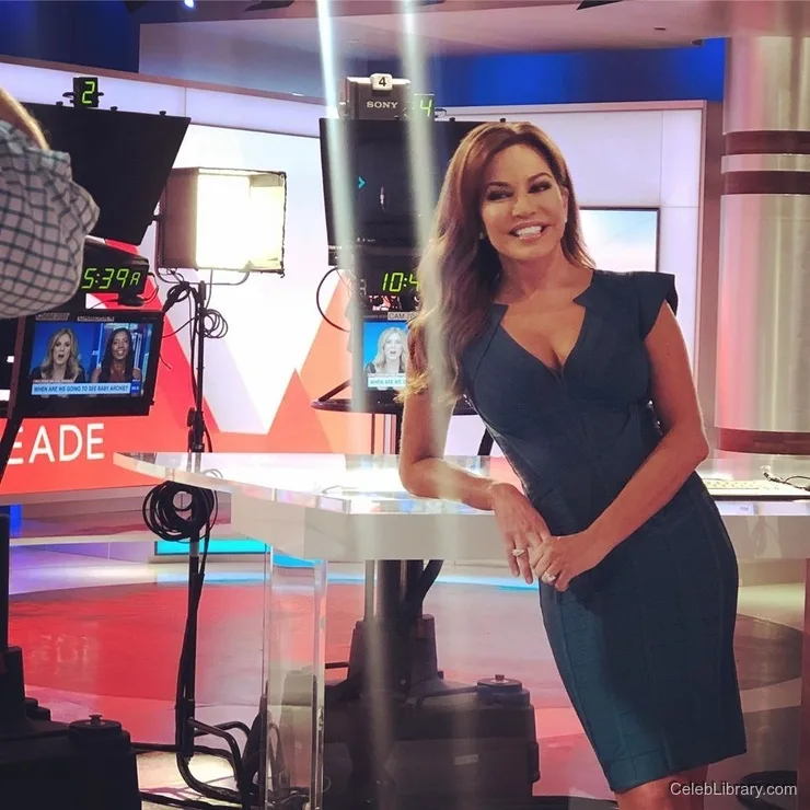Robin Meade photo 5 of 40