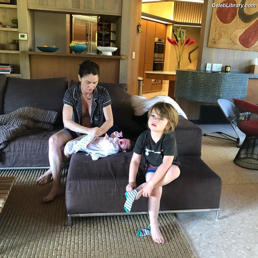 Robin Tunney photo 13 of 224