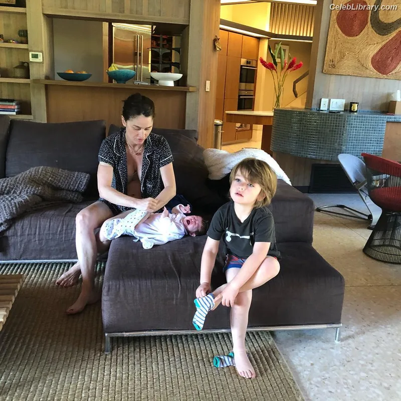 Robin Tunney photo 13 of 225