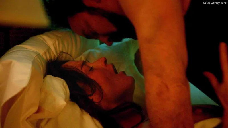 Robin Tunney photo 8 of 225