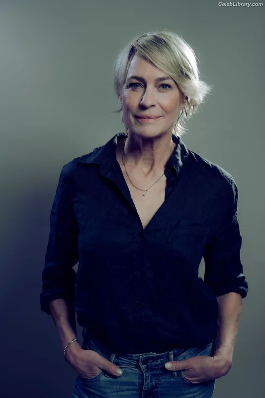 Robin Wright photo 1 of 15