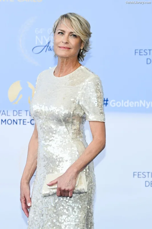 Robin Wright photo 3 of 15