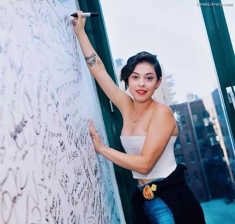 Rosa Salazar photo 7 of 42