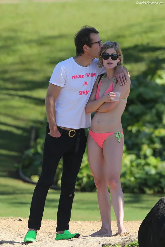 Rosamund Pike photo 5 of 177