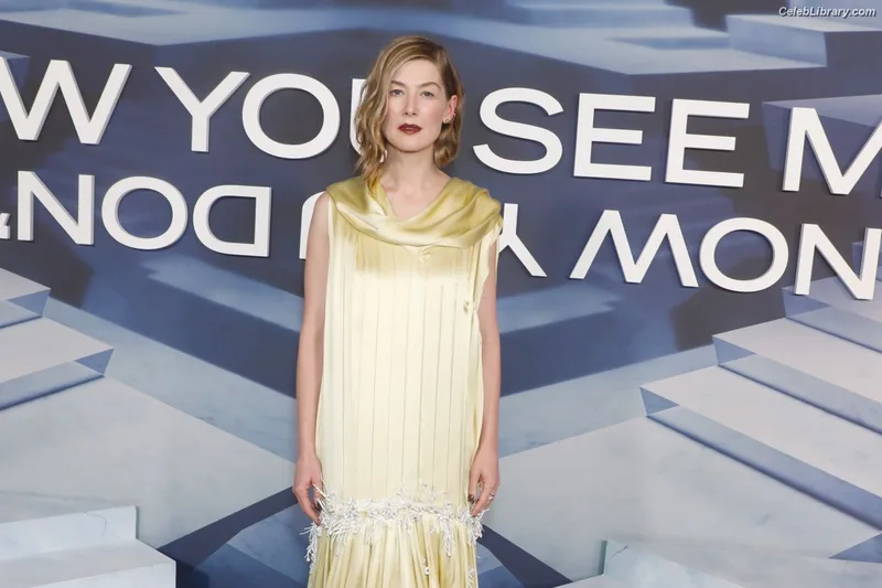 Rosamund Pike photo 10 of 177