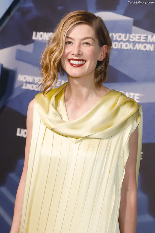 Rosamund Pike photo 12 of 177