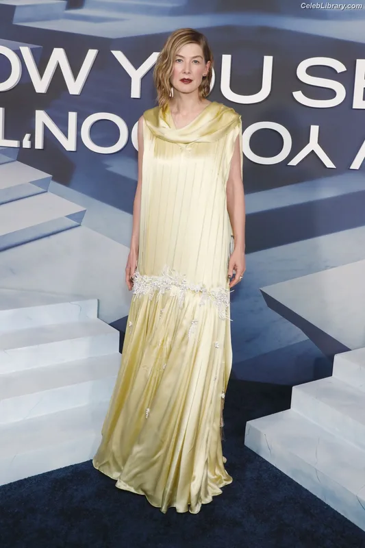 Rosamund Pike photo 13 of 177