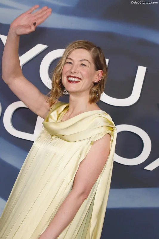 Rosamund Pike photo 14 of 177