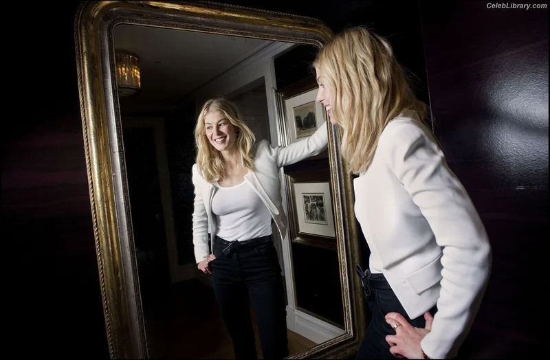 Rosamund Pike photo 9 of 177