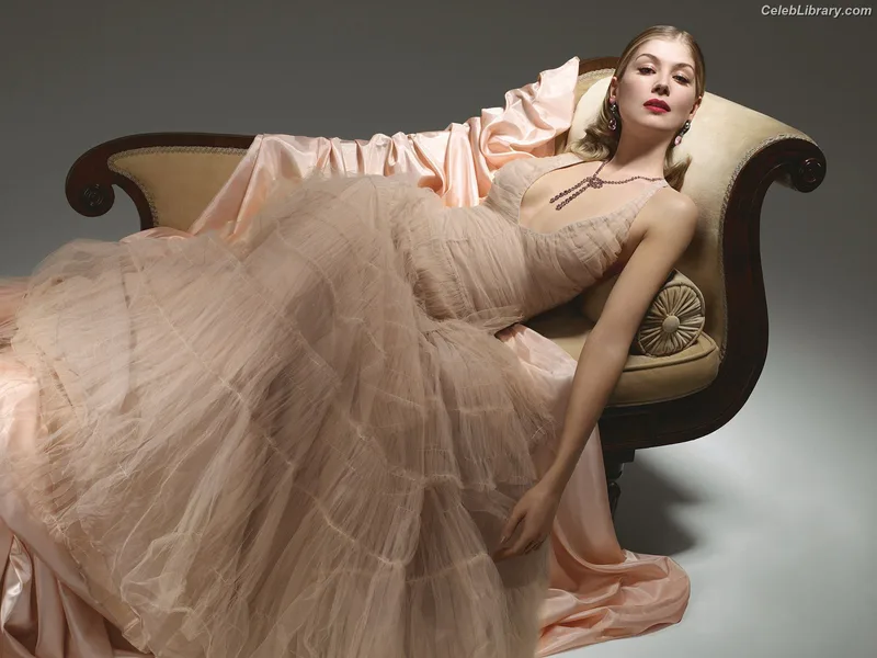 Rosamund Pike photo 2 of 177