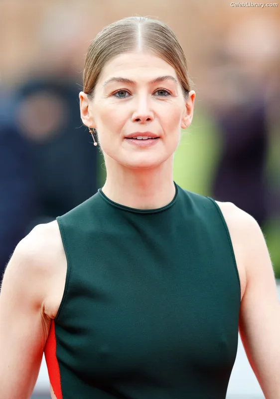 Rosamund Pike photo 11 of 177