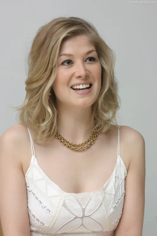 Rosamund Pike photo 16 of 177