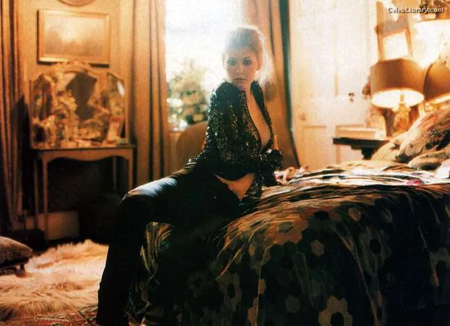 Rosamund Pike photo 17 of 177