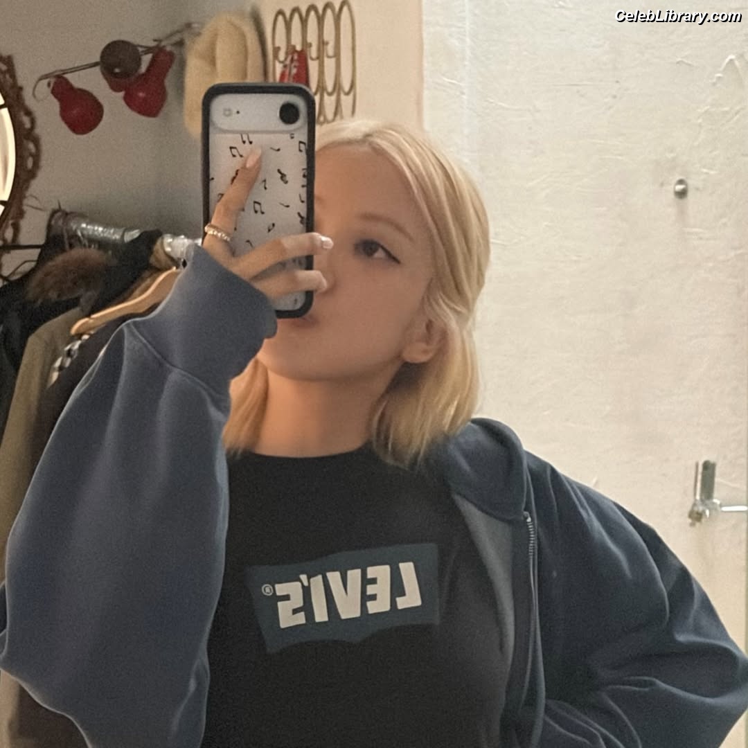 Rosé (BLACKPINK) photo 10 of 4338