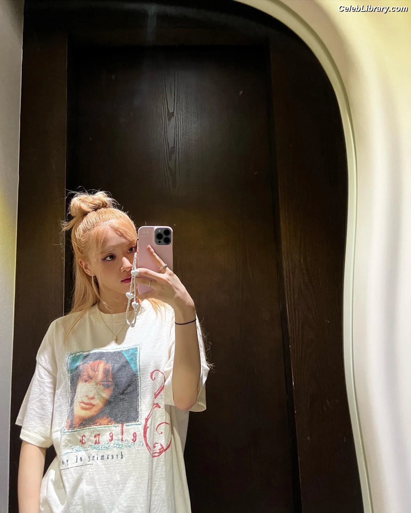 Rosé (BLACKPINK) photo 3 of 4338