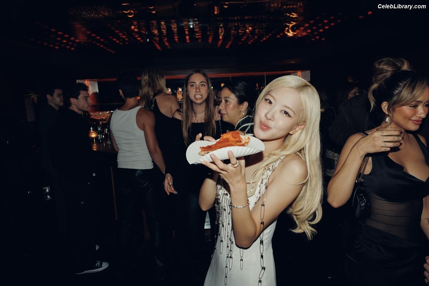Rosé (BLACKPINK) photo 17 of 4338