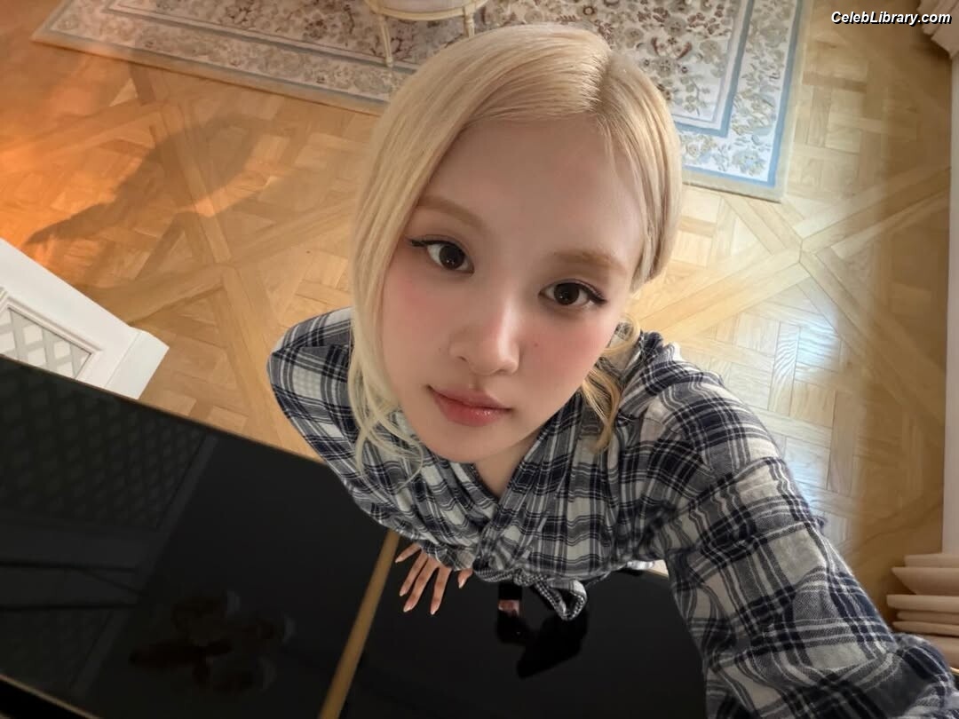 Rosé (BLACKPINK) photo 12 of 4338