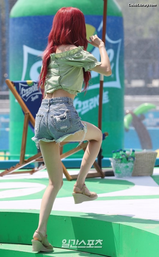 Rosé (BLACKPINK) photo 12 of 4338