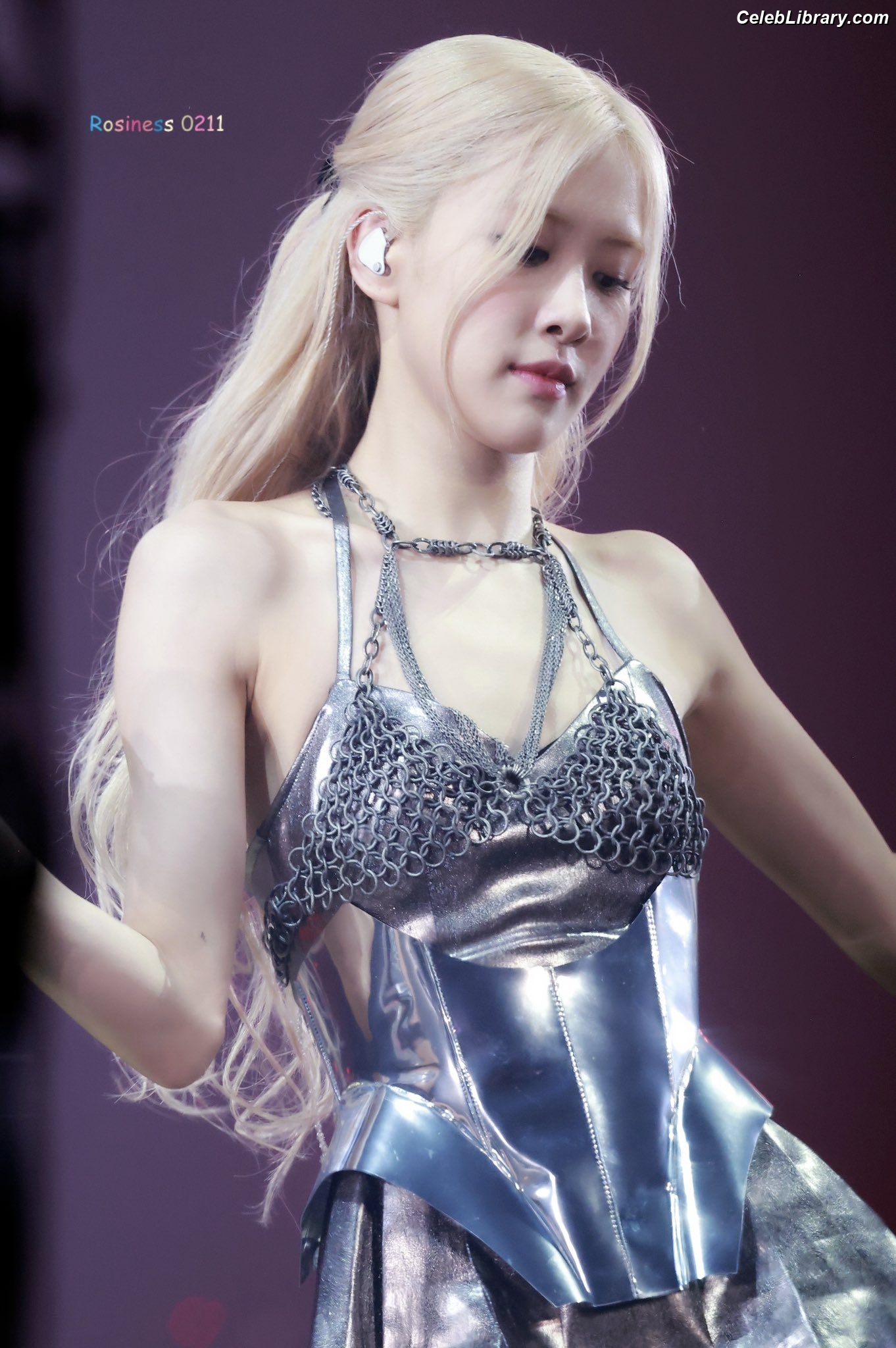Rosé (BLACKPINK) photo 3 of 4338