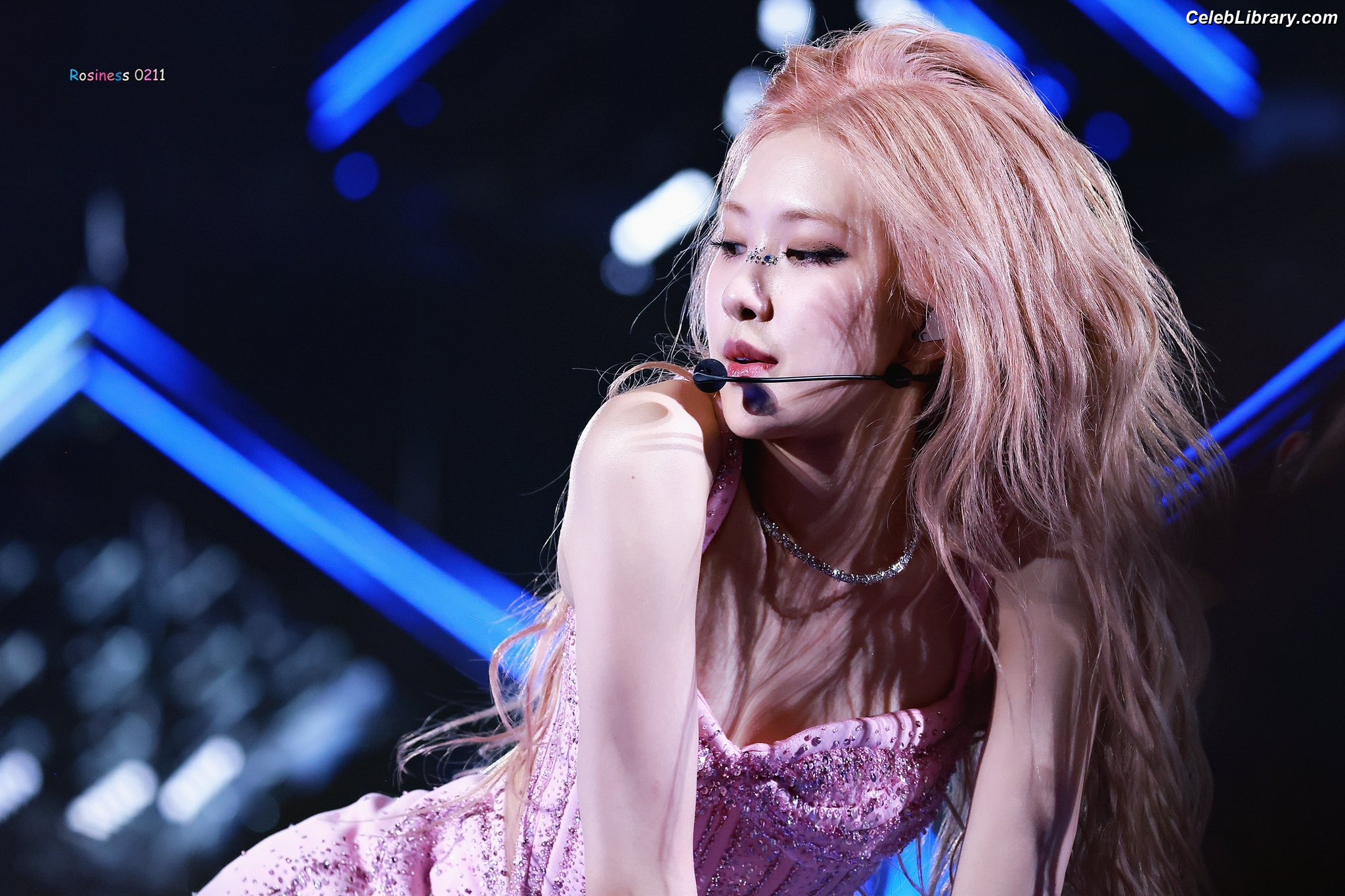 Rosé (BLACKPINK) photo 7 of 4338