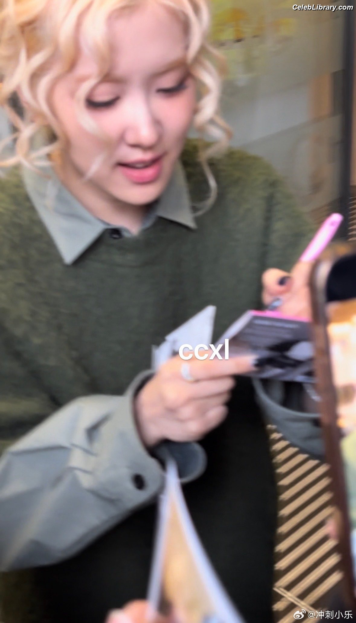 Rosé (BLACKPINK) photo 15 of 4338